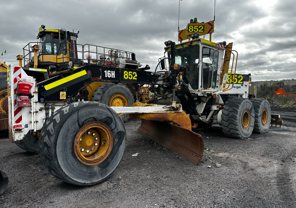 Caterpillar 16H Grader
