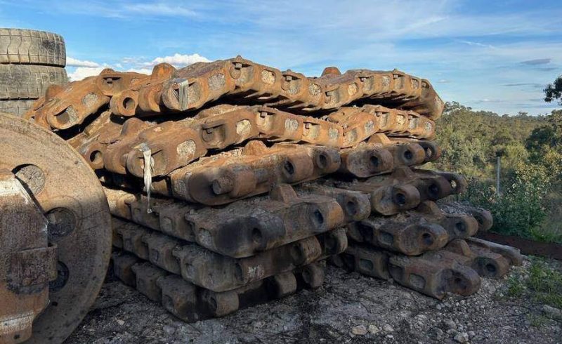 Hitachi EX500-6 Track Pads