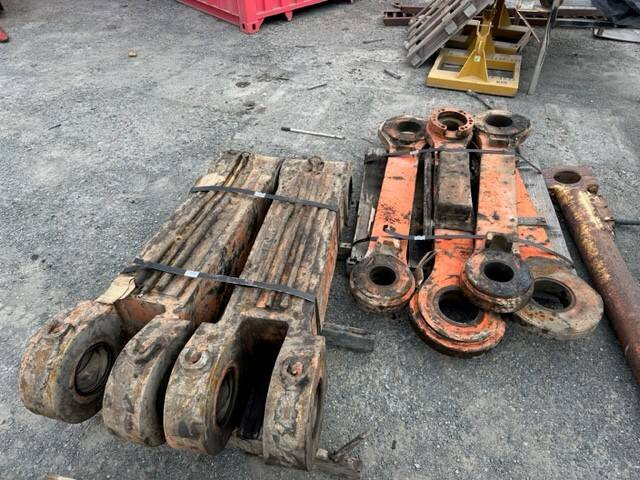 Hitachi EX3500/EX3600 H Links and Dog Bones for sale.